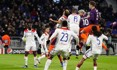 Rượt đuổi tỷ số ngoạn mục, Aguero giật vé vào vòng knockout cho Man City