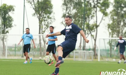 Ryan Giggs phô diễn kĩ thuật, Paul Scholes lập cú đúp kiến tạo