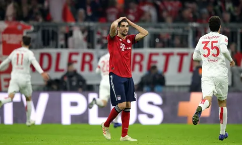 Hủy diệt đối thủ, Bayern Munich vẫn tuyệt vọng bám đuổi Dortmund