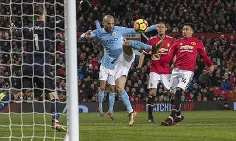 Sai lầm nối tiếp sai lầm, Man Utd "giương cờ trắng" trước Man City