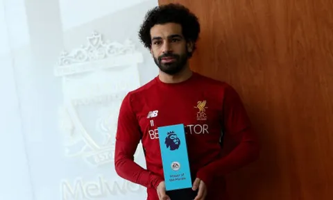 Salah 'đơ người' khi nhận giải cầu thủ xuất sắc
