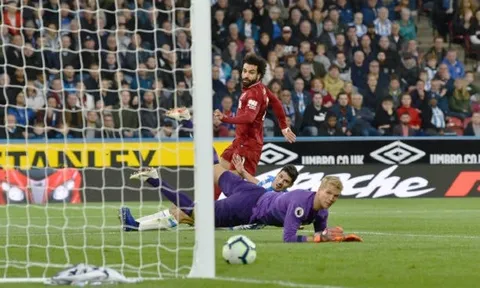 Salah giải hạn, Liverpool vẫn suýt mất điểm trước Huddersfield