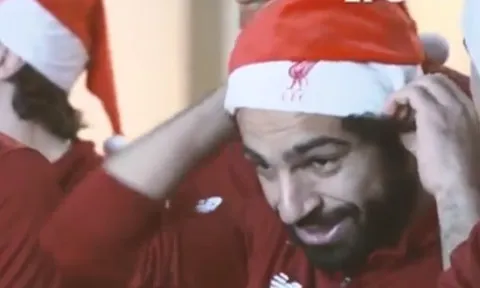Salah lần đầu trải nghiệm vai Ông già Noel của Liverpool