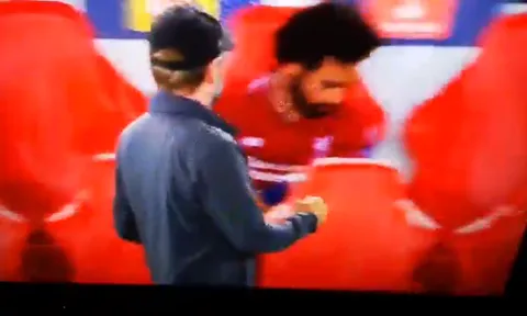 Salah phản ứng SỐC khi Firmino ghi bàn kết liễu PSG