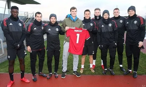 Sân tập Man Utd đón vị khách đặc biệt trước giờ G