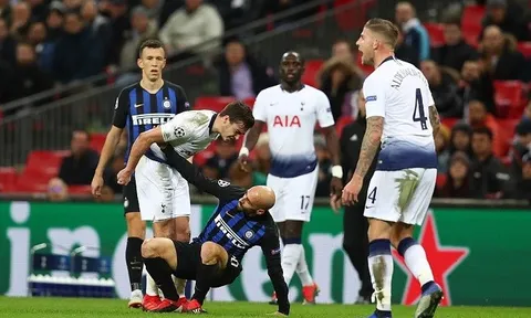 Sân Wembley choáng váng khi sao trẻ Tottenham "hạch tội" đàn anh