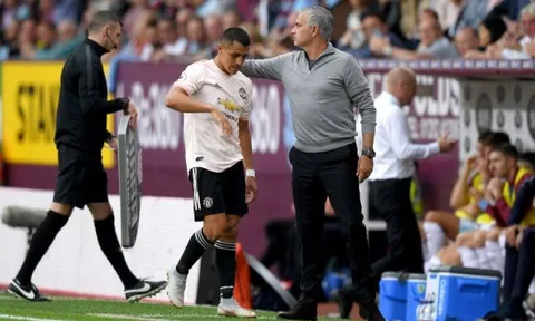 Bị thay ra, Alexis Sanchez phản ứng cáu gắt với Mourinho