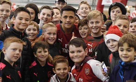 Sanchez bị các em nhỏ vây kín trong ngày lễ Giáng sinh
