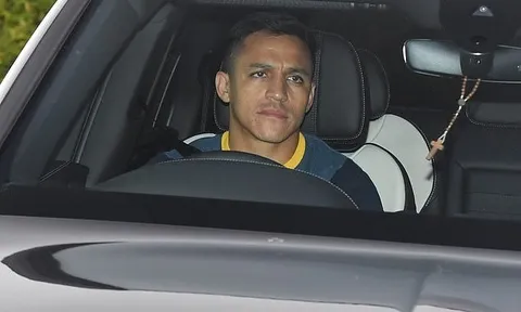 Sanchez buồn rũ rượi trên đường tới sân tập Man Utd