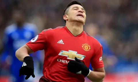 Sanchez như người vô hình khi các đồng đội ăn mừng bàn thắng