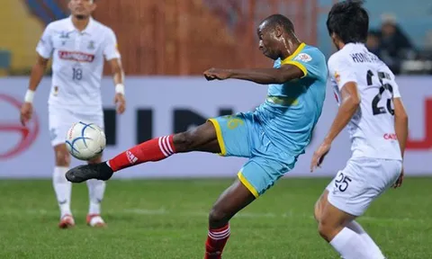 Sanna Khánh Hòa: Tấm vé “của nợ” và Gà son Toure Youssouf