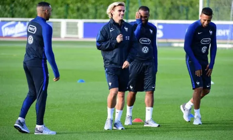 Sao Arsenal cười tít mắt vì mái tóc của Griezmann