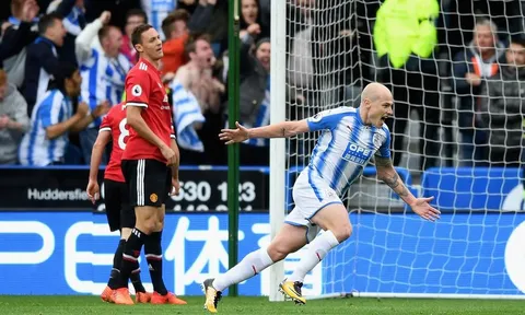 Sao Huddersfield nhận quà bất ngờ sau khi xé lưới Man United