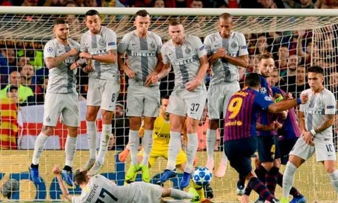 Sao Inter dùng cách siêu dị để chặn Suarez sút phạt