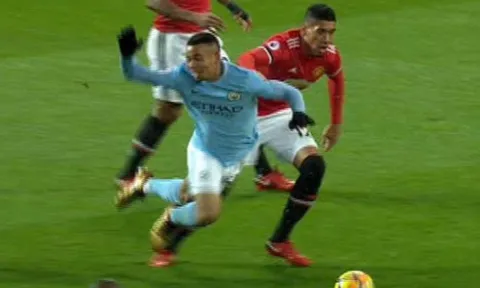 Sao Man City bị tố ăn vạ, đáng treo giò 2 trận