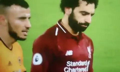 Sao Wolves bị ném đá vì một hành động với Salah
