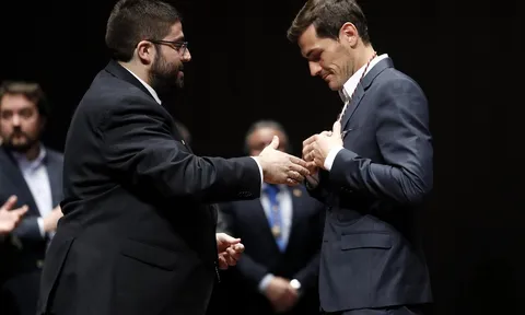 Sắp bị tống ra đường, Iker Casillas vẫn được tri ân