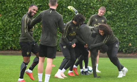 Sắp có trận thắng thứ 9 liên tiếp, dàn sao Arsenal 'đánh nhau' túi bụi trên sân
