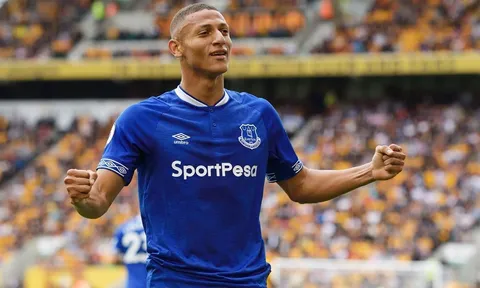 Sau 2 vòng tỏa sáng, tân binh của Everton đi vào lịch sử với 1 chiếc thẻ đỏ