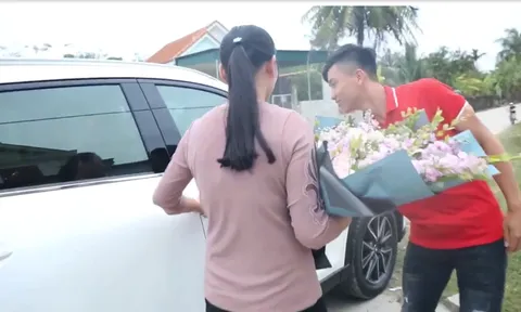 Sau Đức Chinh, Phan Văn Đức mang niềm vui "tiền tỷ" cho gia đình