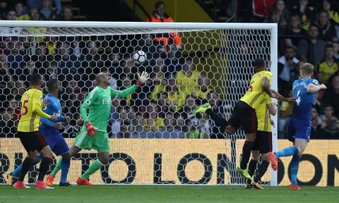 Sau nghìn trùng xa cách, Mertesacker mới ghi bàn