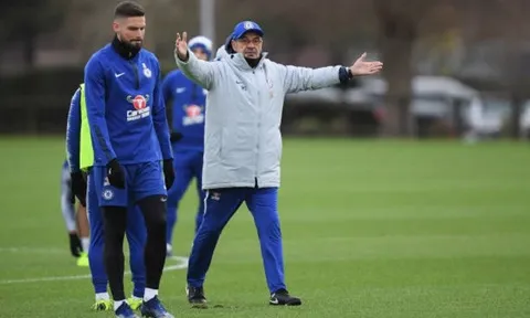 Sau siêu phẩm. Giroud vẫn cúi gầm mặt nghe Sarri chỉ giáo