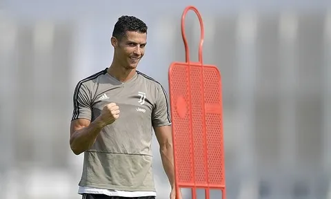 Sau sự cố, Ronaldo biểu hiện không thể tin nổi trên sân tập Juventus