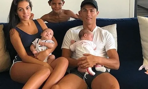 Sau tất cả, CR7 đã khoe "con gái rượu" với công chúng