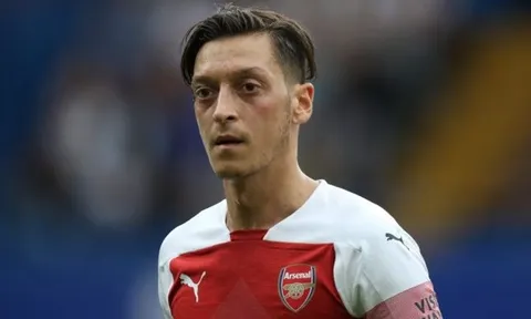 Sau tin đồn hét vào mặt Emery, Ozil sẽ phải giã từ vị trí số 10?