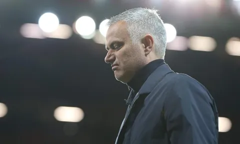 Sau vụ oanh tạc của Scholes, liệu có ai ủng hộ Jose Mourinho?