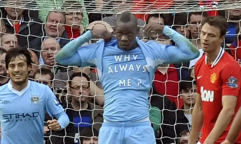Sau Walker, đến lượt Balotelli xát muối vào nỗi đau của Man Utd