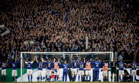 Schalke 3-1 Stuttgart: Hoàng đế xanh cho Thiên nga 'phơi xác'