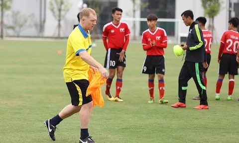 Scholes tự tay chuẩn bị áo tập cho các cầu thủ trẻ