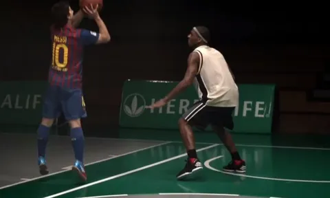 Sẽ ra sao nếu Messi chuyển sang chơi bóng rổ
