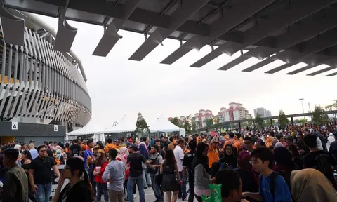 Trước lễ bế mạc SEA Games 29: Dòng người từ mọi ngả tập kết về Bukit Jalil