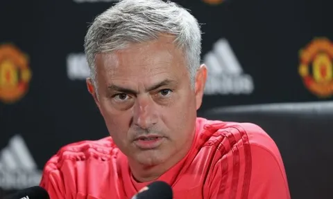 Man Utd có thể chơi như Liverpool, Man City? Mourinho gay gắt đáp trả