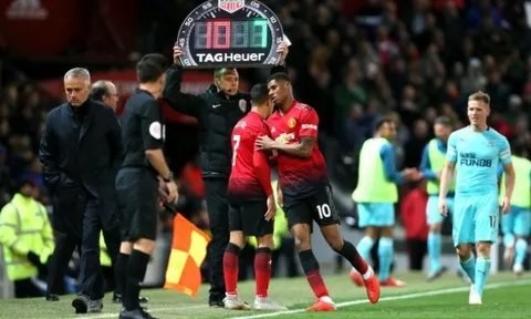 Mourinho tỏ thái độ ra mặt với một cầu thủ Man Utd