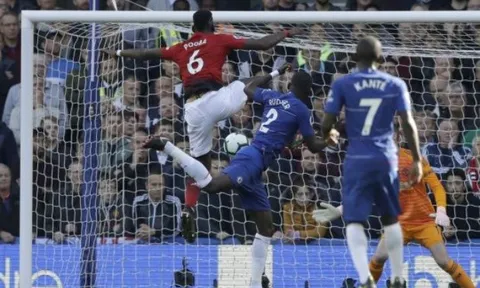 Pogba đã hét gì vào mặt Lindelof?