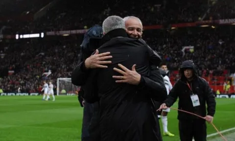 Mourinho và Ranieri phản ứng ra sao sau tấm thẻ đỏ của cầu thủ Fulham?