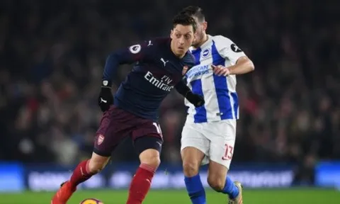 Emery lặp lại câu trả lời cứng rắn về sự sa sút của Mesut Ozil