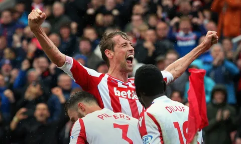 'Sếu vườn' Peter Crouch chính thức gia nhập hội kỷ lục gia tại NHA