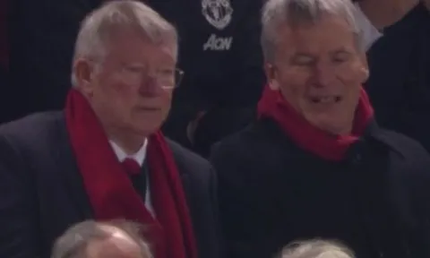 Sir Alex phản ứng ra sao khi Man Utd lép vế hoàn toàn trước Liverpool?