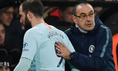 Thảm bại 0-4, Sarri làm điều khó tin với các HLV và cầu thủ Chelsea