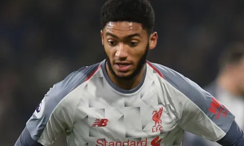 Trung vệ Liverpool rời sân bằng cáng sau pha va chạm biển quảng cáo