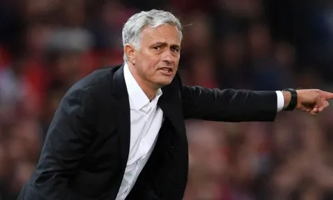 Neville: "Mourinho gặp khó ở Man Utd chỉ vì cái tên này"