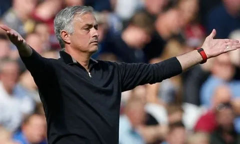 Nóng! BLĐ Man Utd bác bỏ tin đồn sa thải Mourinho