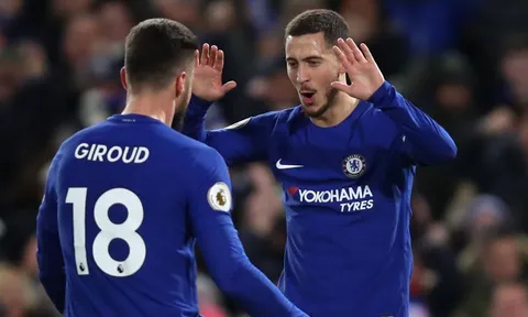 Giroud: "Chết tiệt, làm thế nào để lấy bóng khỏi chân gã này?"