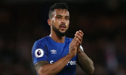 Walcott bị mỉa mai khi tuyên bố Everton sẽ vào top 4