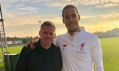 Jamie Carragher so sánh trung vệ này với 'huyền thoại bất tử' của Liverpool