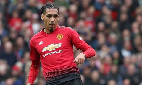 Smalling gặp hạn, hàng thủ Man Utd khủng hoảng trầm trọng
